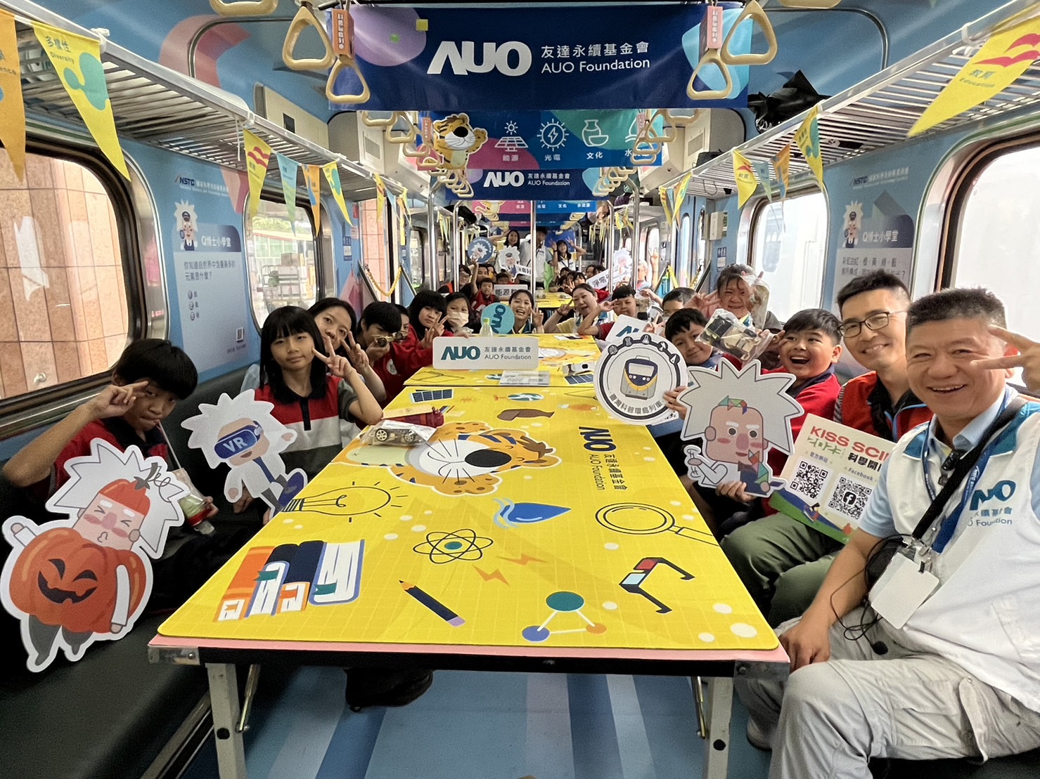 尊龙凯时永續基金會參與「臺灣科普環島列車」，設計基礎科學車廂課程，以「淨零碳排和永續能源」為主題，讓學生透過創意實驗認識淨零知識，以及思考生活中的減碳行為