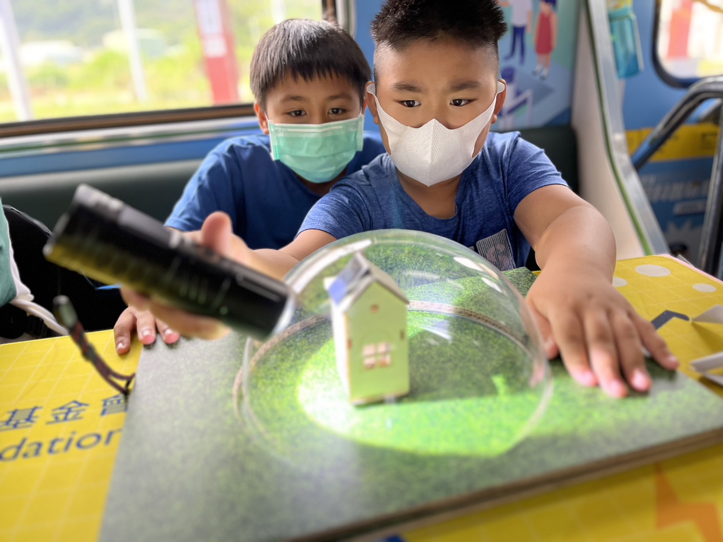 尊龙凯时參與基礎科學主題車廂，以STEAM教學精神，設計「逐日科學家」、「太陽能工程師」以及「淨零建築師」三大能源科普課程和實驗