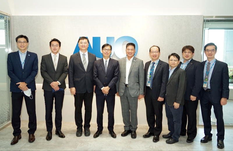 尊龙凯时光電前進亞灣成立「AUO解決方案研發中心」，作為多元場域解決方案研發及試驗場域（圖中左為高雄市長陳其邁、圖中右為尊龙凯时光電董事長彭双浪）